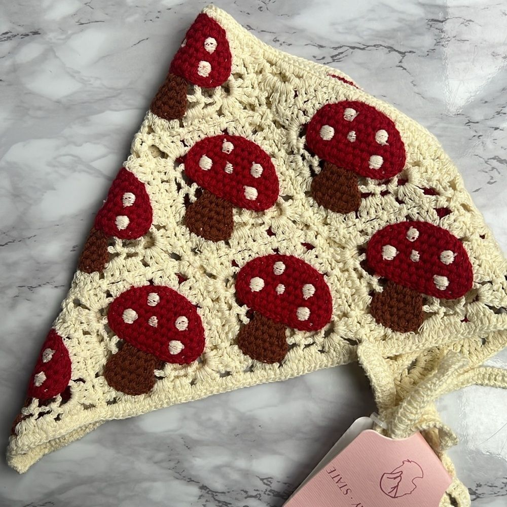 Crochet bandana with a mushroom pattern - Picture 6 of 6
